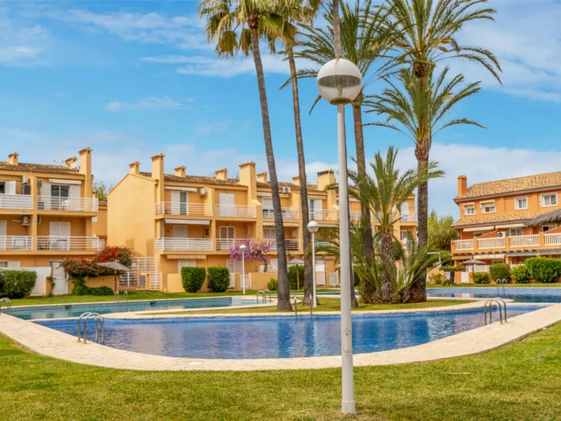 Ground floor apartment in Dénia with pool and private terrace