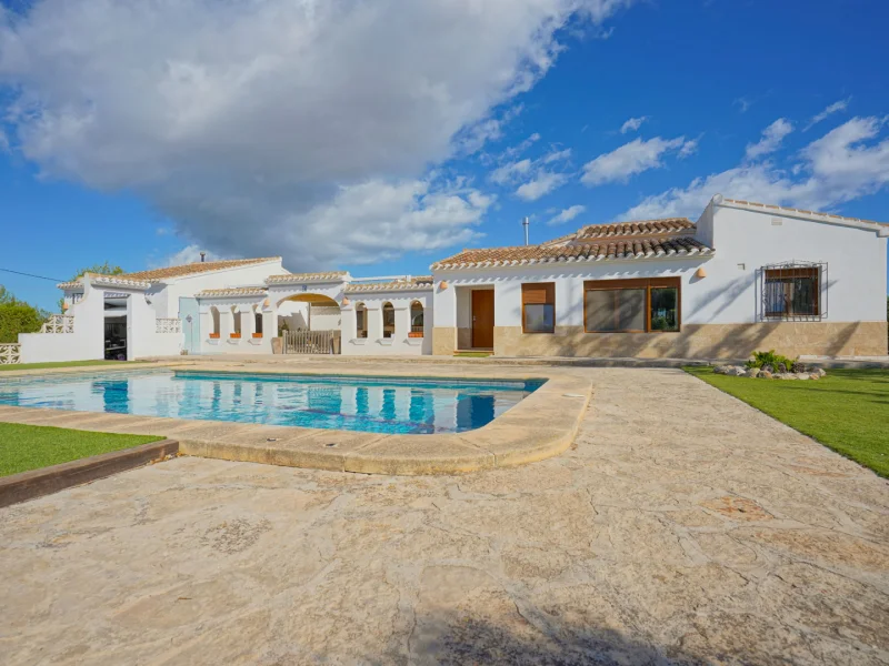 Spacious villa in Jávea with private pool and 4000m2 plot