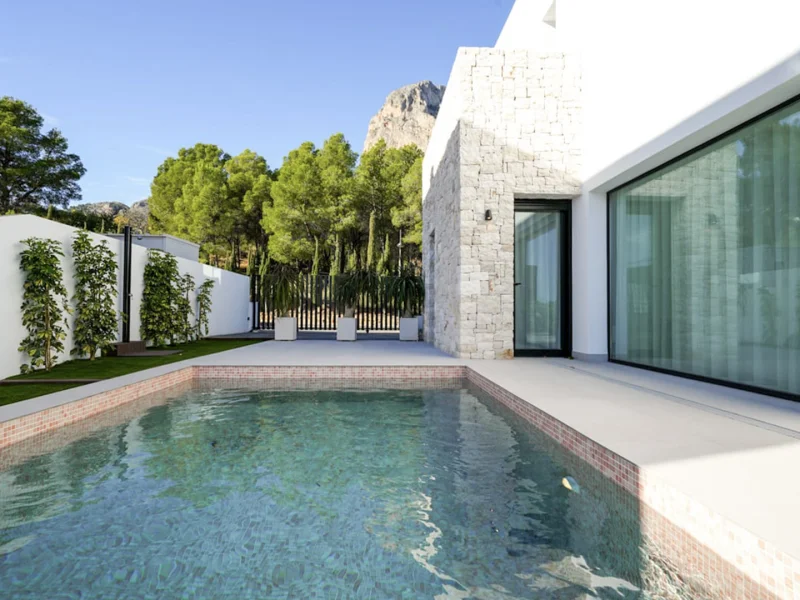 Modern villa for sale in Polop: Architectural design and mountain views