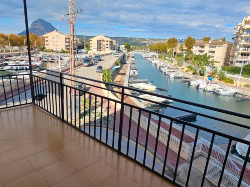 Three-bedroom apartment with marina views in Playa del Arenal, Jávea