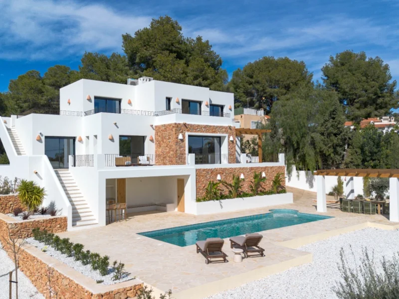 Modern four-bedroom villa with private pool in Moraira