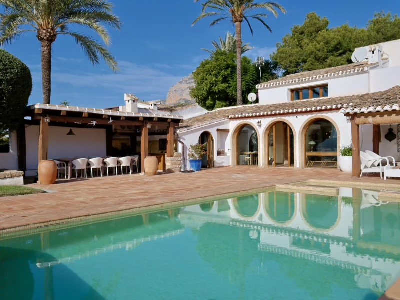 Charming villa in Jávea with private pool and garden