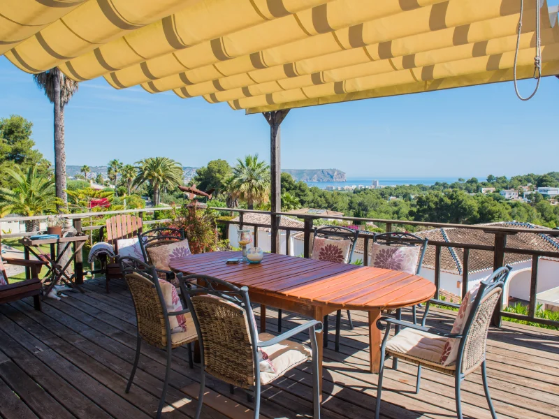 Villa with double plot and sea views in Jávea