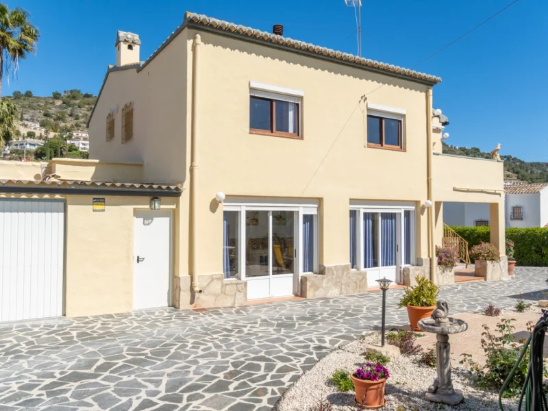 Six bedroom villa in Jávea with sea views and independent apartment