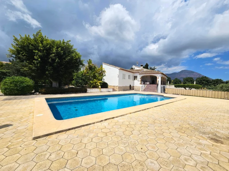 Jávea Villa in Tarraula: 4 Bed, 3 Bath, 398 m² on 3559 m² Plot - €1.5M