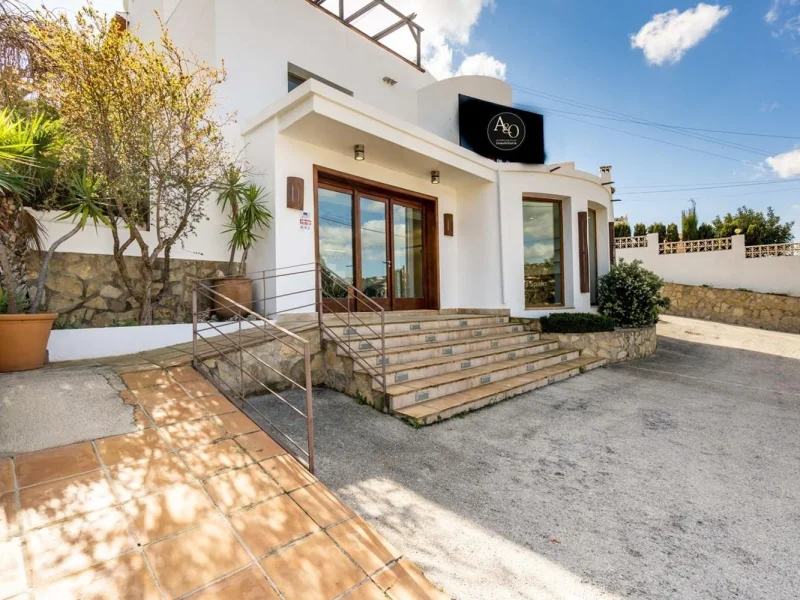 Unique opportunity: home and commercial premises for sale in Benissa with ample parking