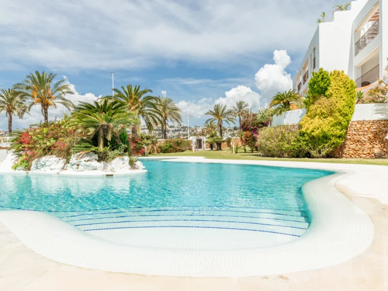 Investment opportunity: 3-bedroom apartment for sale in Moraira with communal pool and central location