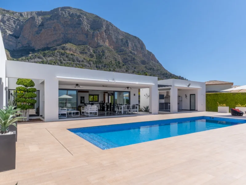 Modern 4-bedroom villa for sale in Jávea with private pool