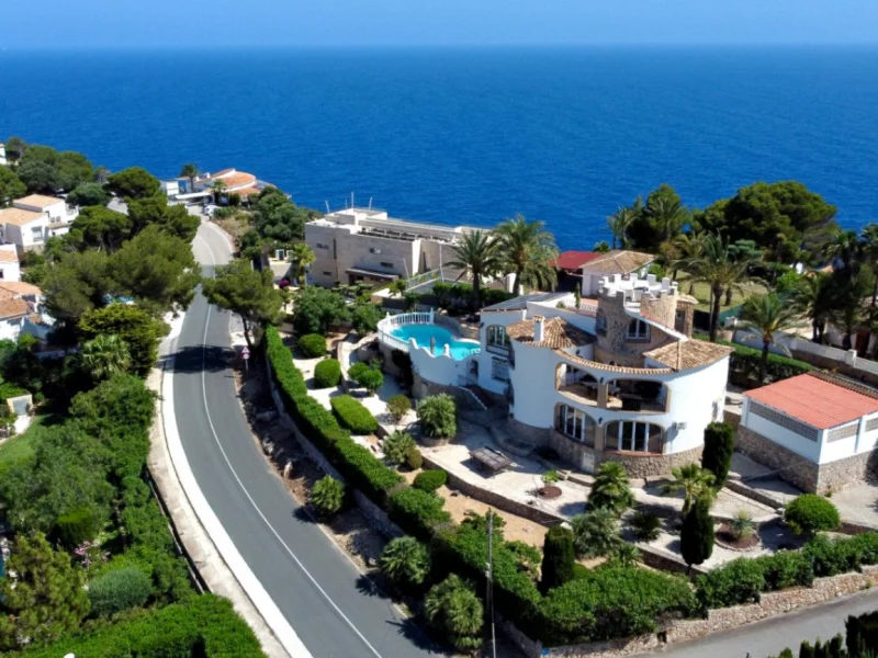 Elegant villa for sale in Jávea with panoramic sea views and private pool