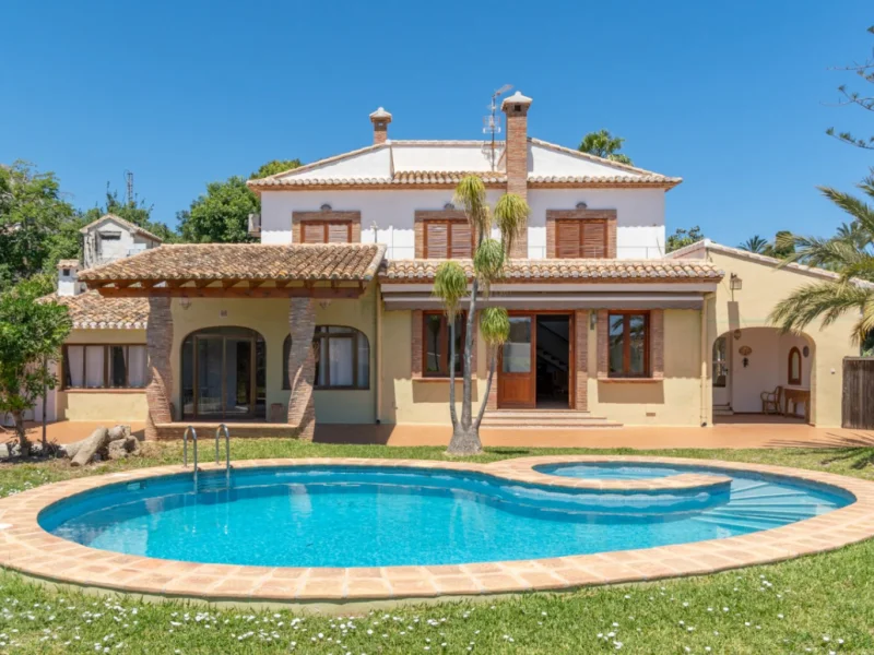 Villa for sale in Jávea with private pool and mountain views