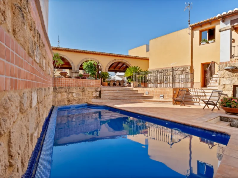 Townhouse for sale in Jávea with pool and garden