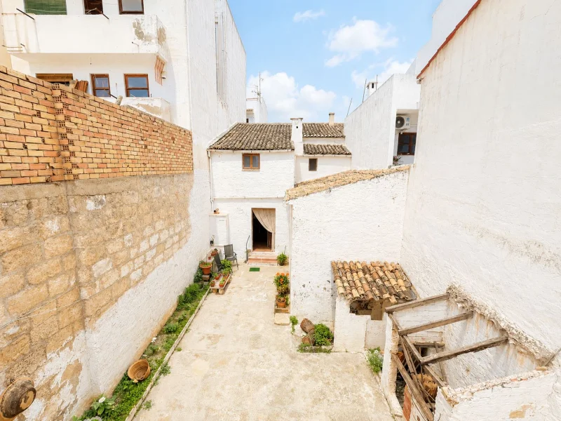 Townhouse for sale in the historic center of Jávea with garage