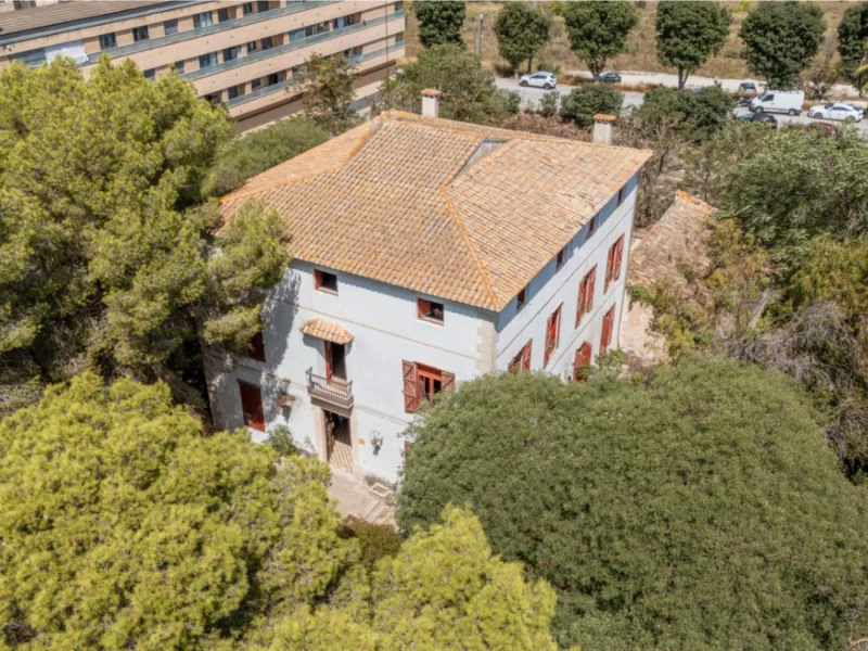 Stately historic villa for sale in Benissa with large urban plot