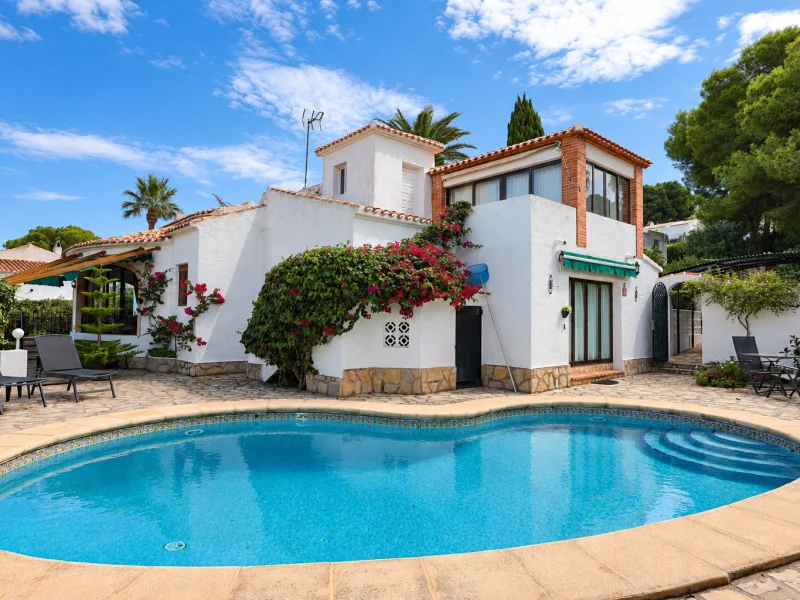 Villa for sale in Jávea with private pool and Montgó views
