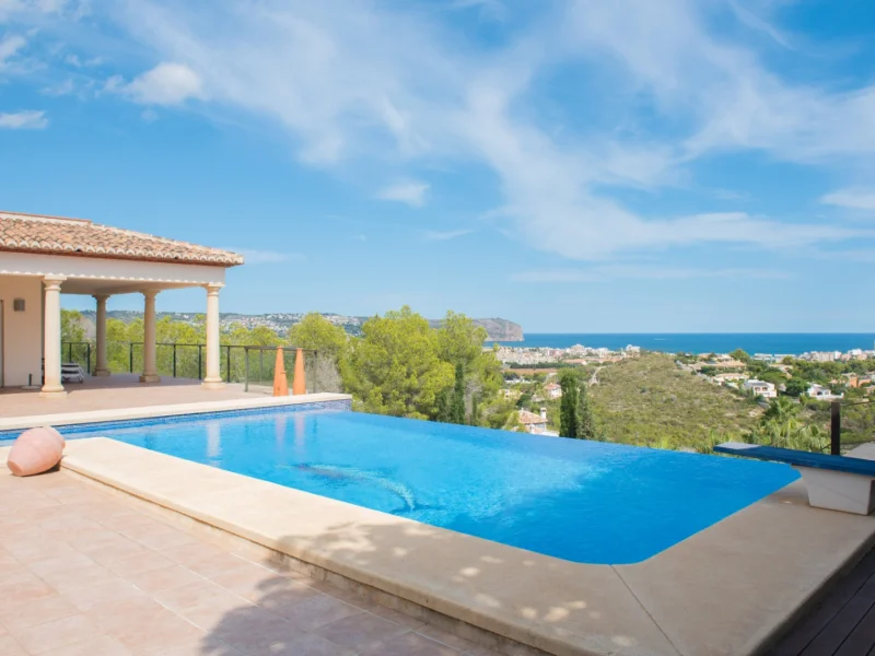Detached villa with infinity pool and sea views in Jávea