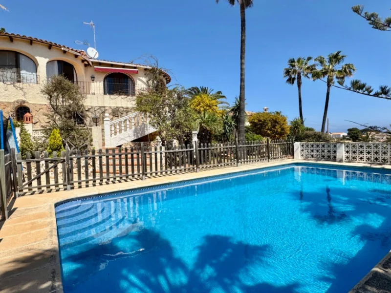 Traditional chalet with sea views and private pool in Jávea