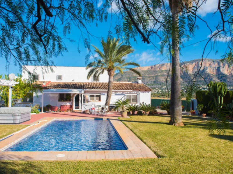 Villa in Gata de Gorgos with pool and mountain views