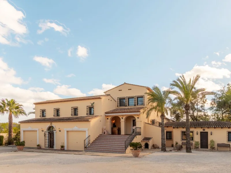 Traditional Mediterranean villa with pool and mountain views in Jávea