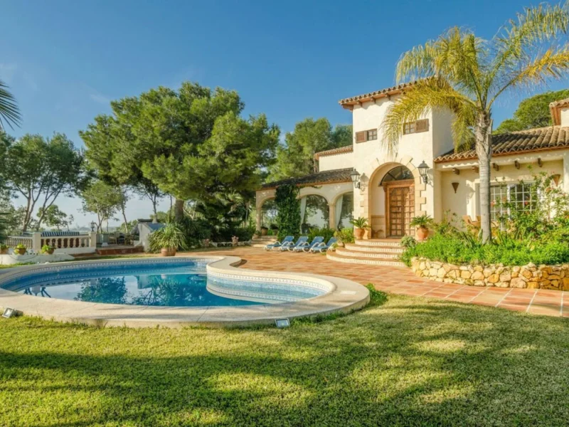Mediterranean villa in L'Alfàs del Pi with pool and sea views
