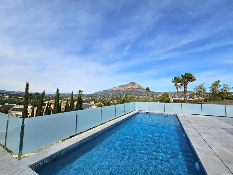 Contemporary villa in Jávea with Montgó views