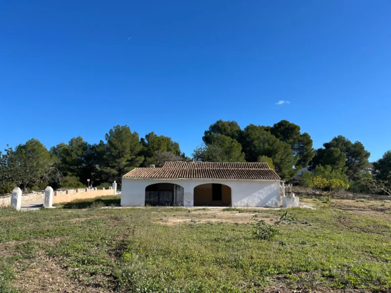 Traditional finca to renovate in Jávea with mountain views