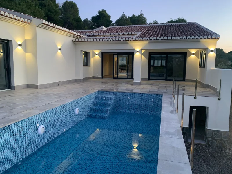 Modern three-bedroom villa with Montgó views in Jávea