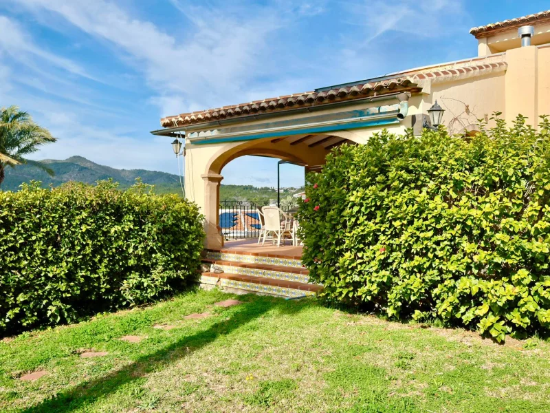 Villa in Jávea next to the Golf Club with open views