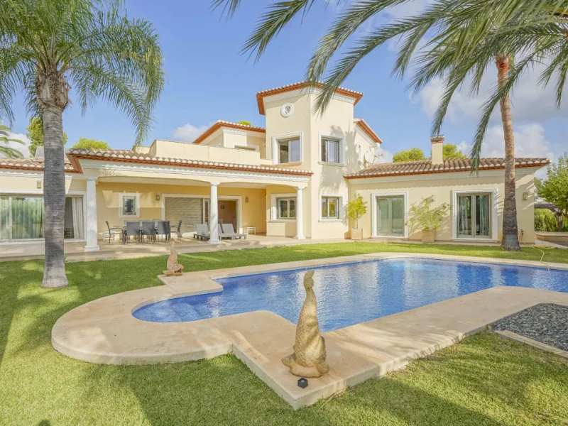 Traditional four-bedroom villa with sea views in Benissa