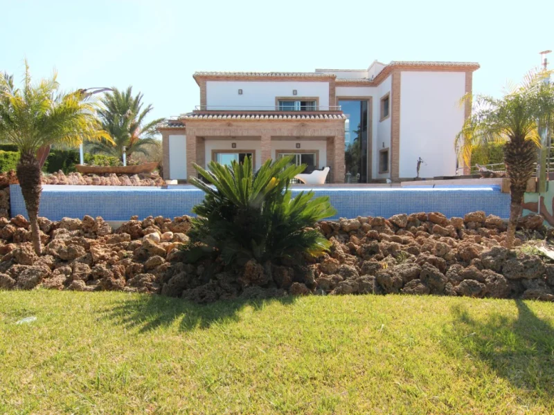 Five bedroom villa with private pool and guest apartment in Jávea