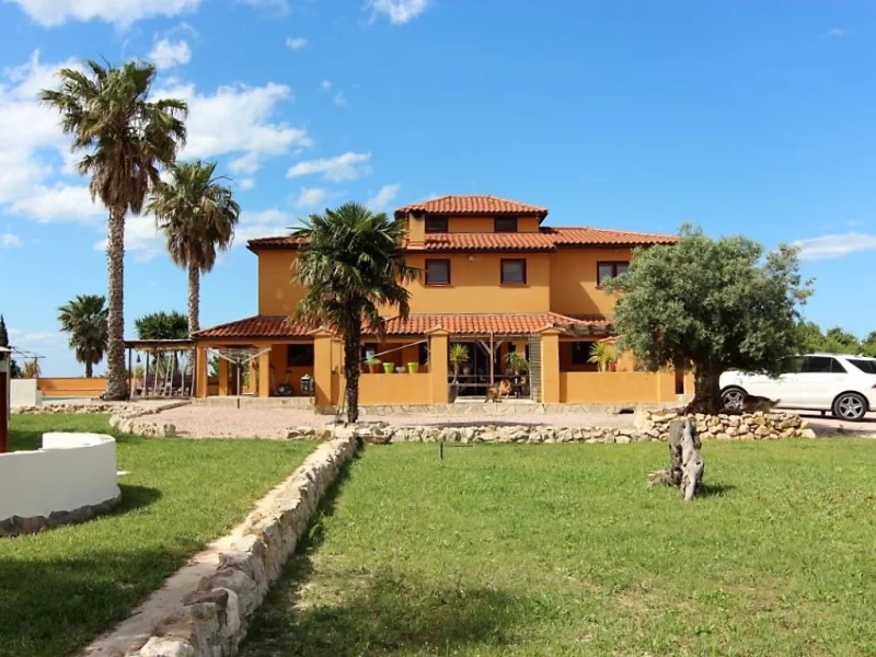 Spacious six-bedroom finca in Pedreguer with pool and countryside views