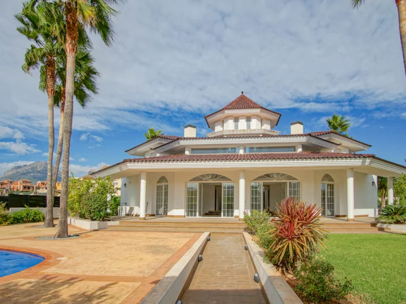 Colonial style villa with private pool in L'Alfàs del Pi
