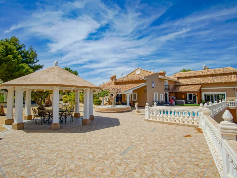 Exclusive villa in La Nucía with sea views and private helipad