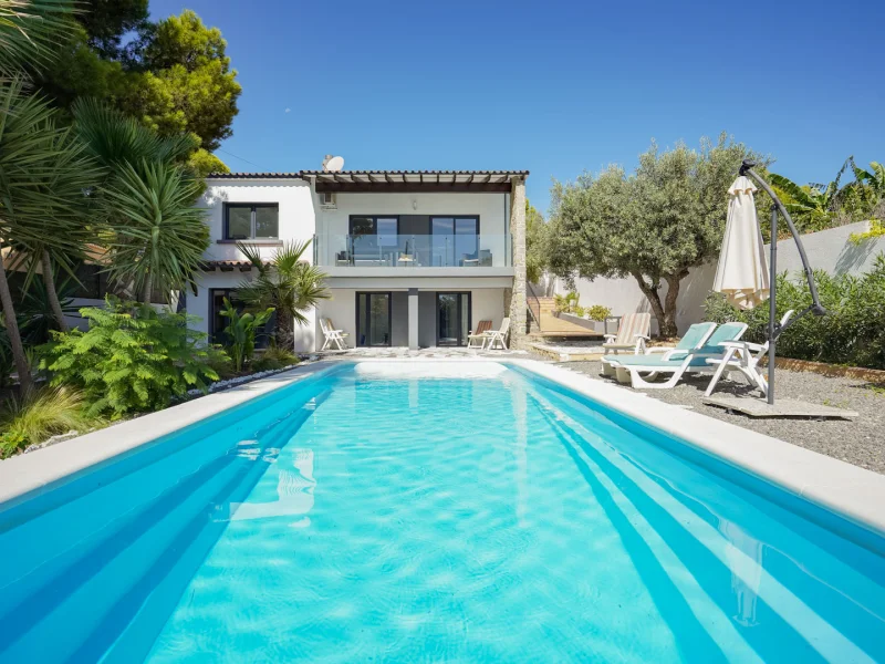 Renovated villa in Calpe with guest house and sea views