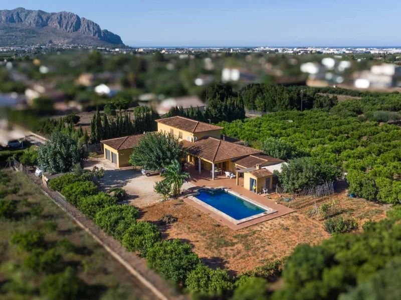 Spacious villa in Pedreguer with private pool and mountain views