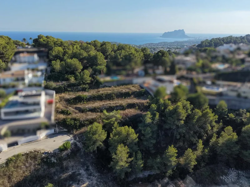 Building plot in Moraira, Benimeit with sea views