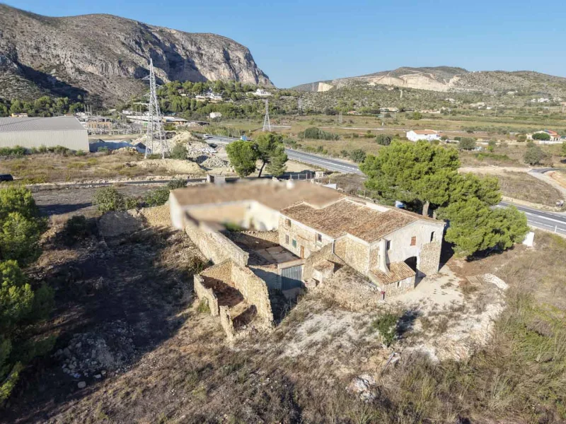 Traditional finca with large flat plot in Teulada