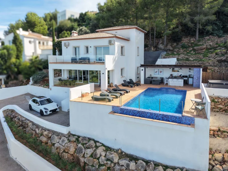 Villa in Pedreguer, La Sella with sea views and private pool