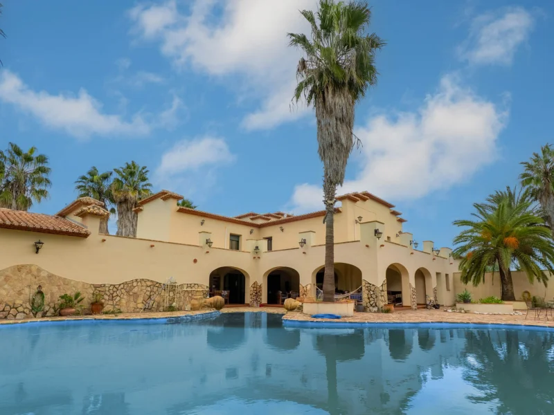 Five-bedroom villa with guest house and large plot in Ondara