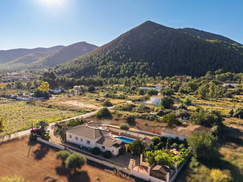 Mediterranean villa with private pool and guest area in Jalón