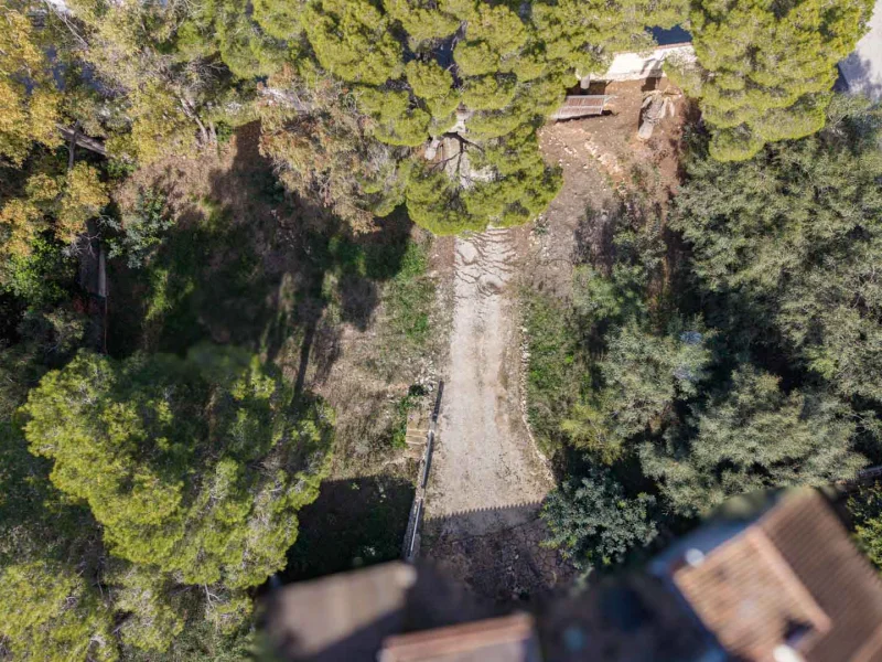 Corner plot in Moraira with sea view potential