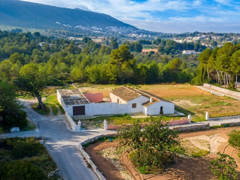 Traditional finca with expansive plot for renovation in Jávea