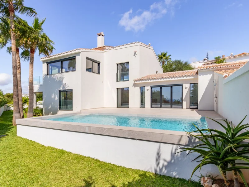 Modern five-bedroom villa in Moraira with sea views and pool