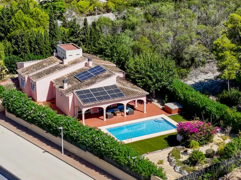 Four-bedroom single-level villa with pool and mountain views in Jávea