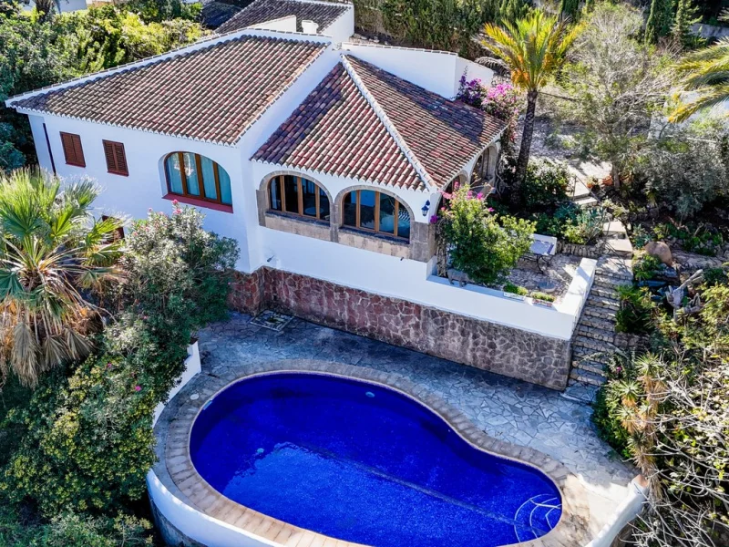 Traditional four bedroom villa with sea views in Jávea