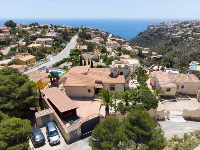 Five bedroom villa with sea views in Benitachell