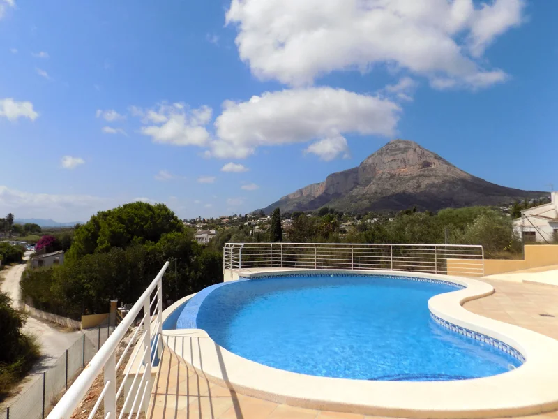 Elegant four-bedroom villa in Jávea with infinity pool and panoramic views