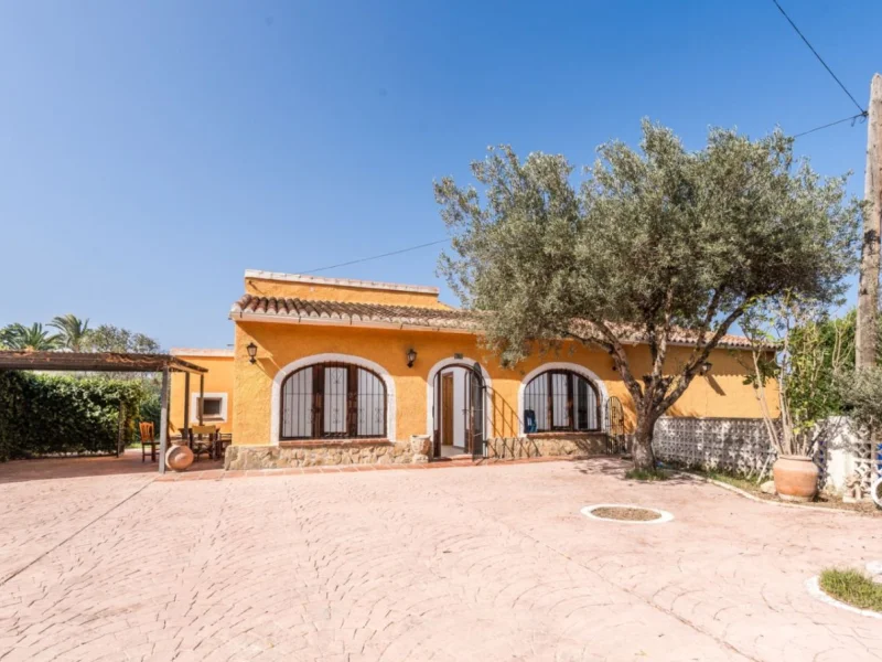 Four-bedroom villa in Jávea Arenal with large plot and country views