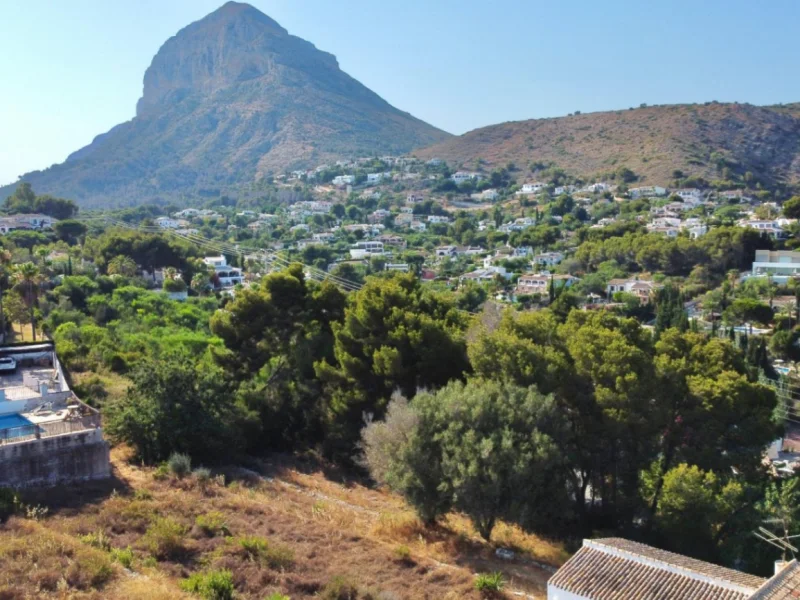 Large urban plot in Jávea with Montgó and sea views