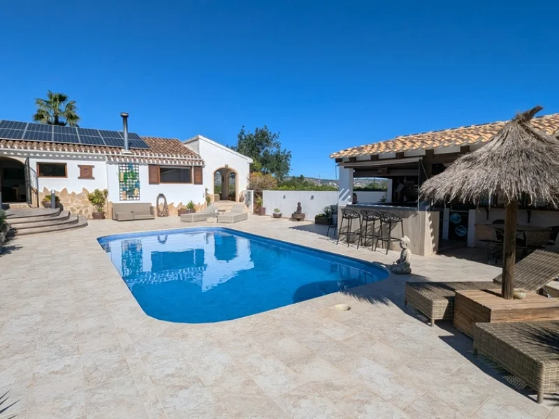 Villa with guest house and private pools in Jávea