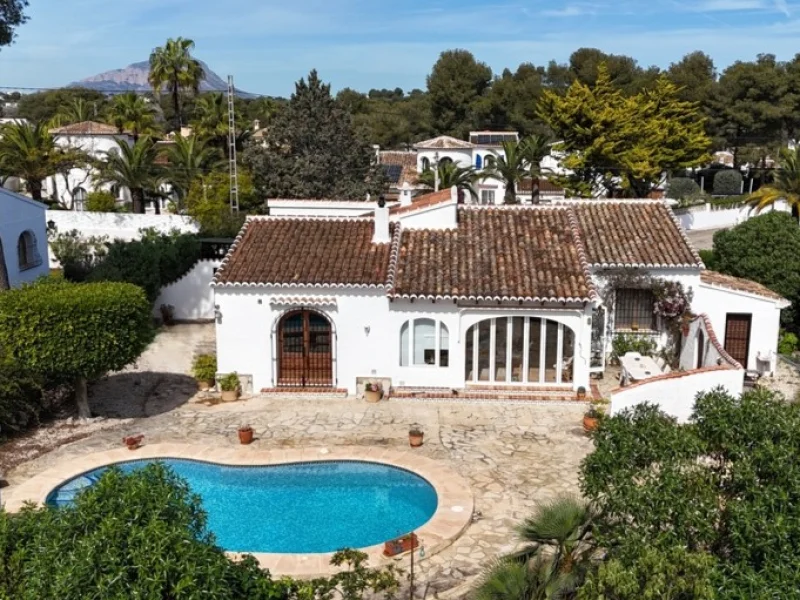 Traditional three-bedroom villa in Costa Nova Pla, Jávea with private pool